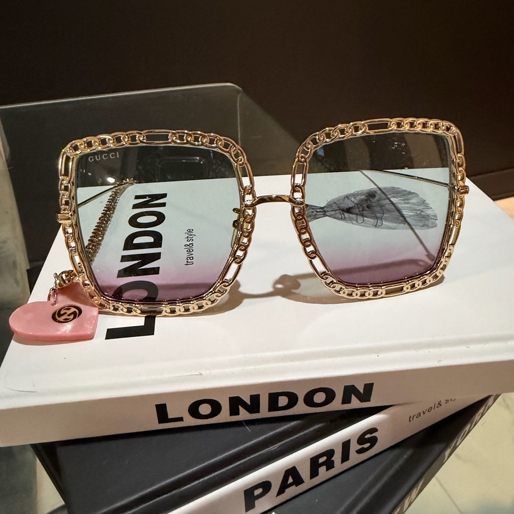 Authentic Gucci Oversized Sunglasses with Chain - Picture 3 of 6